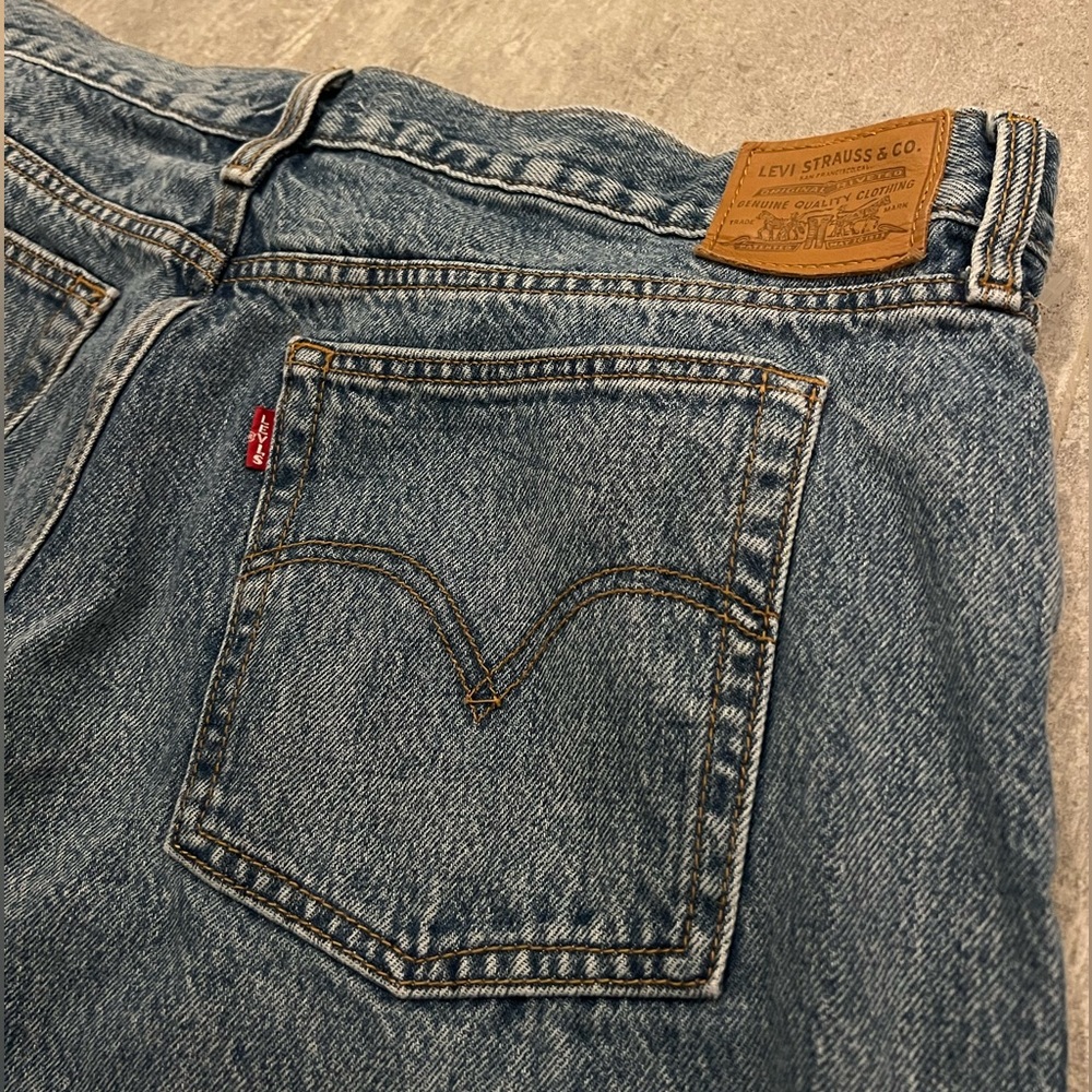 Levi’s straight leg “wedgie”jean